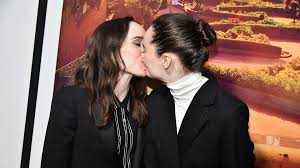 May 25, 2021 · ellen page shows off her mutilated body, and the media celebrates. Sooooo Verknallt Ellen Page Kusst Frau Emma Auf Red Carpet Promiflash De