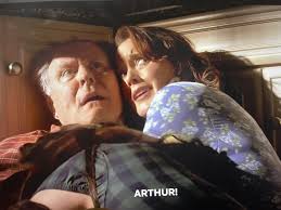 Eu tô confuso com a reação da família do Trinity quando o Dexter ameaçou  ele. Eles reagiram como se não odiassem tanto ele assim. : r/Dexter