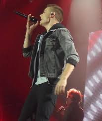 Liam The Way He Holds His Mic And You Can See His New Feather Tattoo