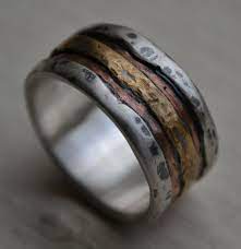 Une Alliance Pour Celles Et Ceux Qui Aiment Les Matieres Brutes A Wedding Ring Rings For Men Wedding Men Mens Wedding Bands