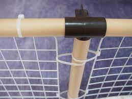 ワイヤーネットを結束バンドで固定していきましょう ベビーサークル 100均 手作り ベビー サークル 手作り ベビーサークル ベビーゲート 手作り