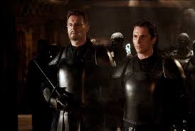 После гибели родителей брюс уэйн отправляется в азию, к главарю клана ниндзь (ватанабе). Batman Begins 2005 Filmaffinity