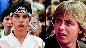 Eğlenceli Bilgi: Ralph Macchio (Daniel), Ron Thomas'tan (Bobby) 11 gün  büyük. Ralph 4 Kasım 1961'de doğdu ve Ron 15 Kasım 1961'de doğdu. :  r/cobrakai