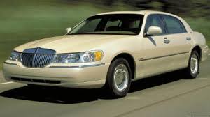 Lincoln was once a leading luxury automaker that created extravagant coupes and sedans. Lincoln Town Car Iii 4 6 V8 Technische Daten Verbrauch Emissionen