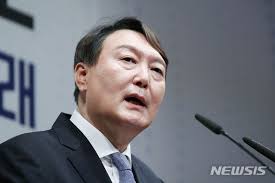 윤석열(尹錫悅, 1960년 12월 18일 ~ )은 대한민국의 제43대 검찰총장이다. Y Kdnpcqkanxrm
