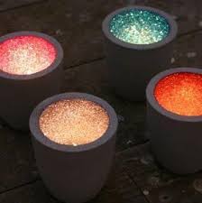 Glitzerkerzenhalter So Suss Malen Sie Einfach Die Innenseite Mit Einer Matten Farbe Und Zement Kunst Glitter Candles Glitter Candle Holders Cement Candle