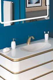Jouez Sur Le Contraste Des Couleurs Avec Du Dore Et Du Bleu Canard Pour Accentuer Le Style De Votre Espace B Bleu Canard Lavabo Design Lave Main Design