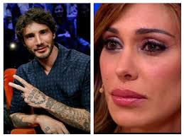 La conduttrice posa senza nulla addosso nel box doccia, bagnata da una luce scarlatta che enfatizza l'effetto. Stefano De Martino Belen Torna Sul Tatuaggio Cancellato La Verita