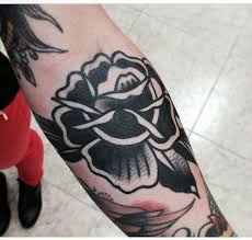Pin By Aniw 2br On Tattoos Traditional Rose Tattoos Black Rose Tattoos Black Rose Tattoo Meaning