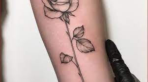 Image tatouage femme poitrine : Tatouage Rose Femme Idee Tatouage Avant Bras Pctr Up