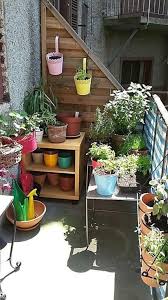 Kleiner Balkon Mit Vielen Bunten Topfen Und Pflanzen Balcony Plants Pflanzen Bepflanzung Pflanzen Kleiner Balkon