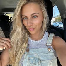 Hey everyone! It's about 6 weeks until my partner and I head to the UK, I  have my citizenship and my British passport sorted. And my AUS passport  expires in December 25.