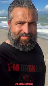 🇬🇧Back in 1971, Shakira starred in a British commercial for Maxwell House  coffee. Caine saw the commercial and thought she was "the most beautiful  woman he had ever seen." Caine planned to