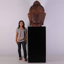 Cette tête de bouddha géante de plus de 60 cm de haut est un objet décoratif très à la mode ! Tete De Bouddha Geante Sur Socle Decorations Statues Et Decors En Resine