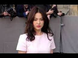Selain visual yang memesona, song hye kyo juga dibicarakan karena fashion sosialita dalam. Song Hye Kyo ì†¡í˜œêµ Paris Fashion Week 6 March 2015 Show Dior Youtube