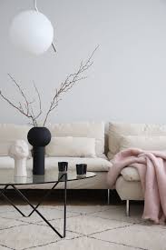 Minimalist Spring Vibes In The Home Of The Founder Of Cooee She Styled Her Ikea Soderhamn Sofa With A Bemz C Inredning Soffor Vardagsrum Inredning Lagenheter
