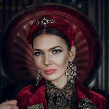 Lisa Feather's Instagram, Twitter & Facebook