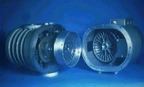 메인 드라이 펌프 위에 루츠 부스터(Roots Booster) 펌프가 결합된 대용량 진공 배기 시스템의 전경