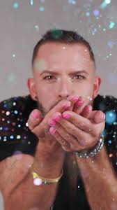 Heute ist es endlich soweit 💫 Ich darf Dir mein ganz persönliches  Herzensprojekt verkünden: Ich bin ab sofort das neue Gesicht bei  @user3179795722372 und starte mit meinem eigenen Format Style & Shine ...