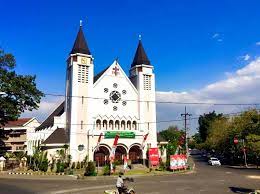 Sabtu, pukul 18.00 berkah dalem. Jelang Ibadah Misa Natal Gereja Ijen Tambah Kapasitas Jadi 2000 Kursi