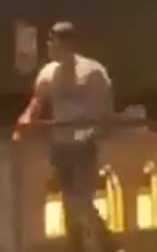 Nam thanh niên chứng kiến sự việc không có động thái can ngăn mà còn livestream lên mạng xã hội. Parqqpeequswkm