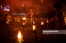 Belakang rumah di kampung ada kolam ikan dan selalunya apabila malam kami akan berkumpul sambil bermain gitar dan menyanyi lagu raya kegemaran. Raya Tetap Raya Walaupun Tak Balik Kampung