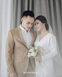 Foto di jembatan kayu dengan meja piknik Weddingmarket Ide Model Casual Dress Untuk Prewedding Di Facebook