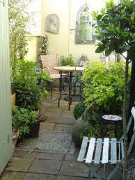 Best 15 Inspiring Tiny Yard Ideas For A Cozy And Charming Outdoor Space Courtyard Gardens Design Small Courtyard Gardens Courtyard Landscaping