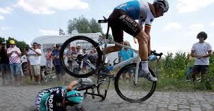 Chris froome gaat van start in de tweede etappe van de tour de france. Valpartijen In De Tour Pijnlijke Maar Spectaculaire Foto S Nrc