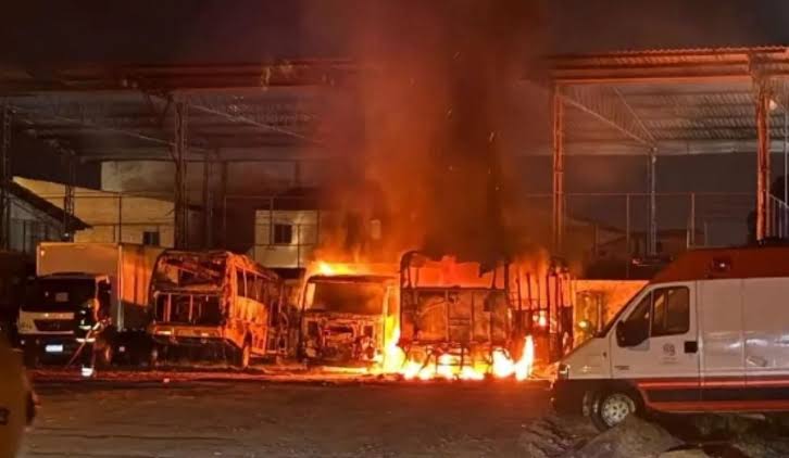 Incêndio destrói ônibus escolares e caminhão da Secretaria de Educação