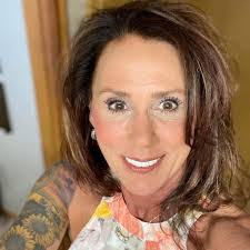 Robin Pinney's Instagram, Twitter & Facebook