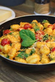 Gnocchi Pfanne Mit Spinat Und Tomaten Einfaches Rezept Cuisini Rezept Rezepte Gnocci Rezept Gnocchi Rezepte