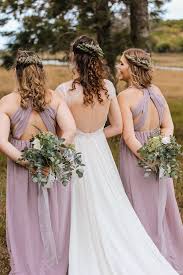Inspiration for elegant updos, curls and even mismatched hairstyles for your girls. 10 Bridesmaid Hairstyles For All Hair Types Alldaychic