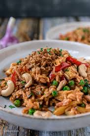 Ini hidangan mi nasi goreng thai yang lazat adalah makanan yang enak dan rapi. Schnelles Vegetarisches Nasi Goreng Mit Gemuse Und Ei