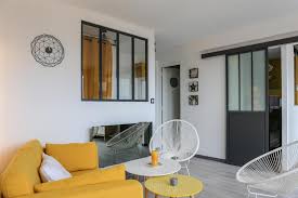 Ensemble de 6 véritables verrières miroir acier type atelier thermolaquée noire ral 9005 déjà clipsées entre elles. Espace Salon Separe Des Chambres Et Entree Par Une Verriere