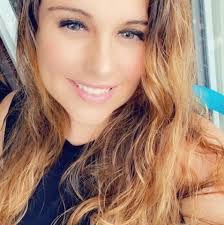 Lindsey Jones's Instagram, Twitter & Facebook