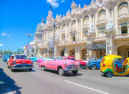 カラフルなクラシックカーとコロニアルな街並みのオールドハバナ triproud ハバナ キューバのハバナ 街並み