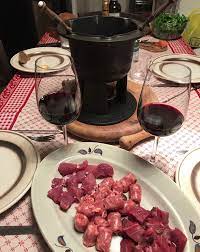 Esse variano a seconda dei gusti dei commensali e soprattutto alla stagione in cui essa viene. Abbinamento Vino E Fondue Bourguignonne Blog Wineshop It