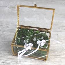 El anillo de compromiso no es la única cosa que brilla en tu dedo anular. Caja Porta Alianzas De Cristal Una Boda Original