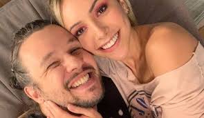 Quem está passando o período de isolamento juntinhos é andré marques e a namorada, sofia starling, de 24 anos. A8afkxtjo4hymm
