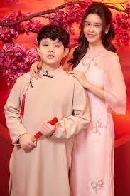 Cô được biết đến qua một số bộ phim như một ngày không có em, cuộc chiến hoa hồng. Con Trai TrÆ°Æ¡ng Quá»³nh Anh Lá»›n Phá»•ng Phao Chá»¯ng Cháº¡c Ä'á»©ng Cáº¡nh Máº¹ Trong Bá»™ áº£nh Táº¿t