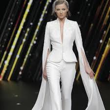 Optisch wissen unsere hübschen hosenanzüge und kostüme zu überzeugen: Hosenanzug Fur Die Braut Zur Hochzeit 40 Tolle Modelle Fur Trauung Und Standesamt