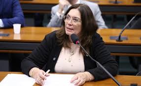 Bia Kicis apresenta projeto na Câmara para suspender mistura de 32% de etanol na gasolina