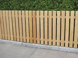 Holzzaun Larche Vierkant 9 5 Cm Von Zaun Fackler A Narrow Bed Enclosed With Concrete Stone Extends Between T In 2020 Fence Design Wood Fence Design Outdoor Wood