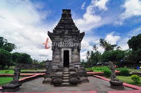 Bahkan setiap tahun digelar kegiatan purnama seruling penataran yang menghadirkan sejumlah wisatawan lokal maupun mancanegara. Candi Penataran Candi Hindu Terbesar Di Blitar Teamtouring