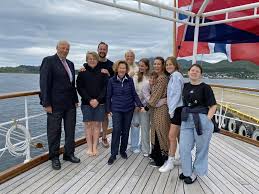 Having taken a look at some norwegian words for familiemedlemmer (family members), the norwegian first family stands in line. Kongefamilien Ferierer I Lofoten Helgelands Blad