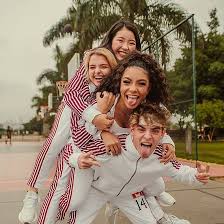 Brasileira Do Grupo Now United Recorda Professores Diziam Que Com Minha Cor E Cabelo Eu Nao Conseguiria Famosos Extra Online