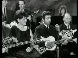 Είναι απόφοιτος της νομικής σχολής του πανεπιστημίου αθηνών, με σπουδές στο πανεπιστήμιο paris 1. Ws Kai Oi Filoi Ginane Ex8roi Moy Spyros Dhmhtrioy