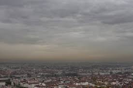 L'ouragan ophélia a emporté sur son passage des résidus et des particules de sables provenant du sahara et de l'odeur des incendies. Qualite De L Air Alerte Pollution A Lyon La Vigilance Jaune Activee