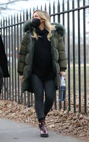 Laulja ja näitleja hilary duff , teatas, et ootab oma esimest last, tema hoki mängijaga sõlmitud abielu toodet, mike comrie. Hilary Duff Seen At The Younger Set In Brooklyn Gotceleb